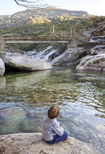 Malý Chlapec Sedí Řeky Los Pilones Gorge Přírodní Rezervaci Garganta — Stock fotografie