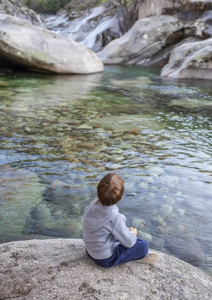 Malý Chlapec Sedí Řeky Los Pilones Gorge Přírodní Rezervaci Garganta — Stock fotografie