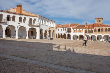 Garrovillas de Alconetar, Caceres, Extremadura, İspanya 'nın etkileyici meydanı. Yüz maskesi takmış olgun bir kadın. 