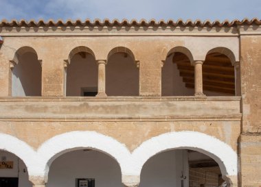 Garrovillas de Alconetar, Caceres, Extremadura, İspanya 'nın etkileyici meydanı. Ulusal Tarihi ve Sanatsal İlgi Anıtı