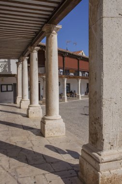 Colmenar de Oreja Meydanı, Madrid, İspanya. 17. Yüzyıl Kastilya meydanlarının muhteşem örnekleri