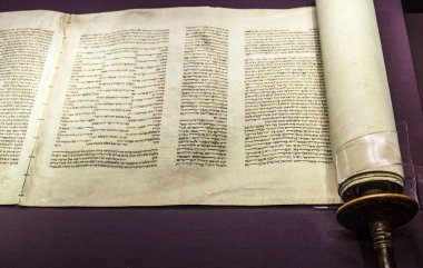 Dublin, İrlanda - 20 Şubat 2020: Sefer Torah. İbranice İncil 'in ilk beş kitabı. 18. yüzyıl. Chester Beatty Kütüphanesi, Dublin