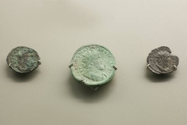 Merida, İspanya - 14 Kasım 2020: Postumus Roma İmparatoru sikkeleri. İspanya, Merida 'da Ulusal Roma Sanatları Müzesi