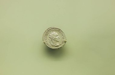 Merida, İspanya - 25 Ağustos 2018: Decius Roma İmparatoru madeni parası, İspanya 'nın Merida kentindeki Ulusal Roma Sanat Müzesi