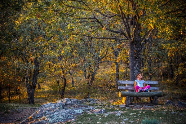 Criança Sentada Meio Floresta Reserva Natural Garganta Los Infiernos Extremadura — Fotografia de Stock