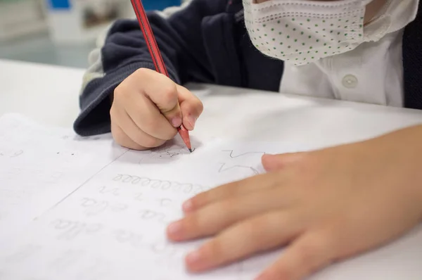 Niño Pre Escritor Haciendo Ejercicios Caligrafía Con Folletos Enfoque Selectivo — Foto de Stock