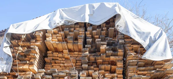 Große Holzstapel Geschützt Durch Wasserdichte Planen Baustoffe Für Die Bauindustrie — Stockfoto