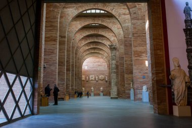 Merida, İspanya - 20 Aralık 2017: Ulusal Roma Sanat Müzesi Merida, İspanya Rafael Moneo tarafından tasarlanmış. Ana Salon