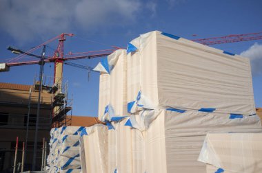 İnşaat alanında çıkarılmış polistiren köpük paketleri. Turnalar aşağıda