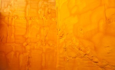 Sarı püskürtülmüş poliüretan köpüklü ev duvarlarının dış izolasyonu. Seçici odak
