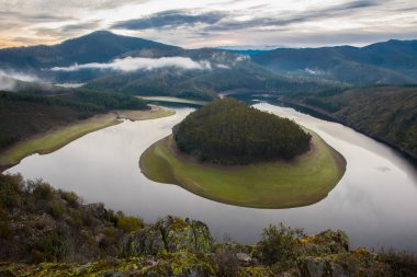Alagon Nehri 'ndeki sabah sisi Meander, Riomalo de Abajo, Hurdes, İspanya' daki Melero 'yu aradı.