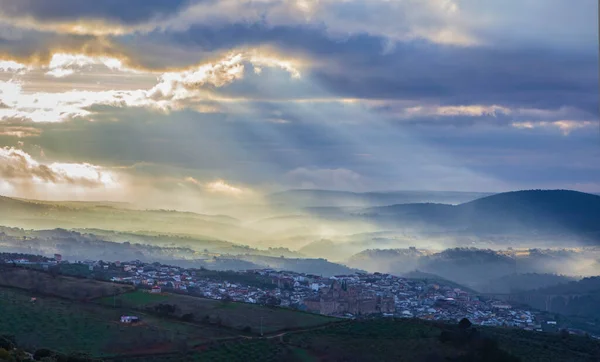 Visão Geral Cidade Guadalupe Durante Nascer Sol Nebuloso Cáceres Espanha — Fotografia de Stock