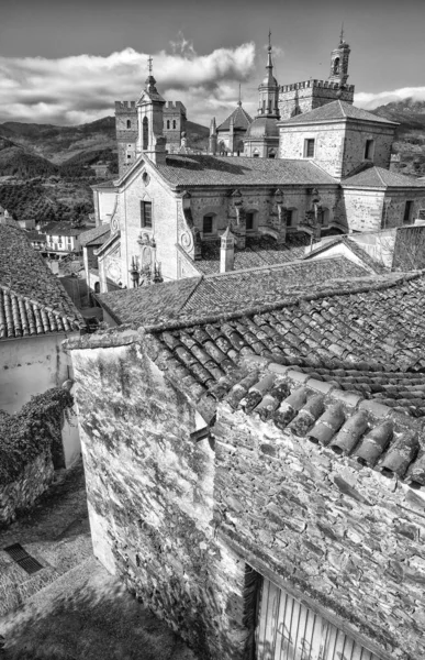 Vista Dos Telhados Históricos Cidade Guadalupe Cáceres Extremadura Espanha — Fotografia de Stock