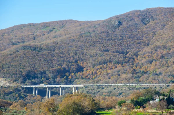 卡车通过Autovia 66桥穿过Ambroz山谷 西班牙西部的主要公路 — 图库照片