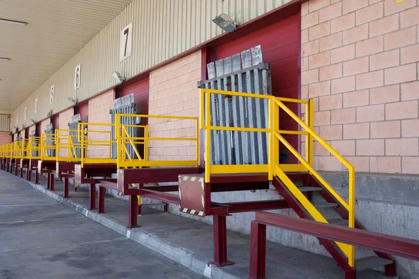 Truck Loading Docks Commercial Building Overhead Door Dock Leveler Dock — Stock Photo, Image