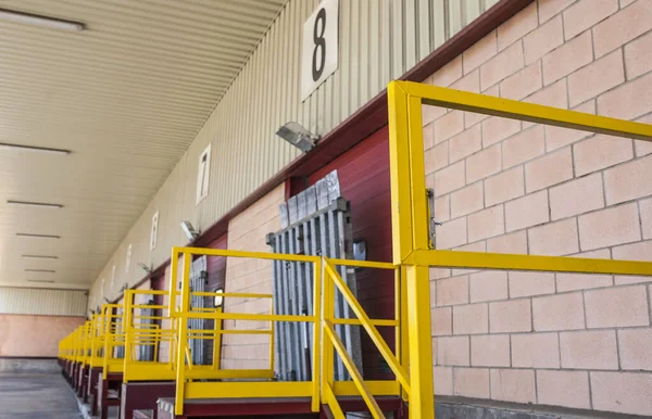 Truck Loading Docks Commercial Building Overhead Door Dock Leveler Dock — Stock Photo, Image