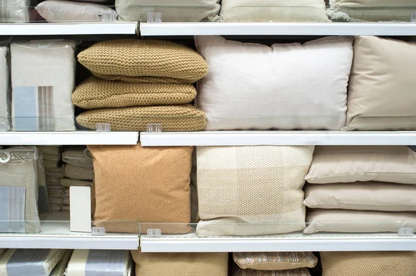 Almohadas Brillantes Ropa Cama Los Estantes Enfoque Selectivo —  Fotos de Stock