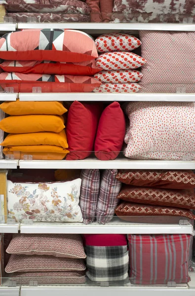 Almohadas Coloridas Ropa Cama Los Estantes Enfoque Selectivo —  Fotos de Stock