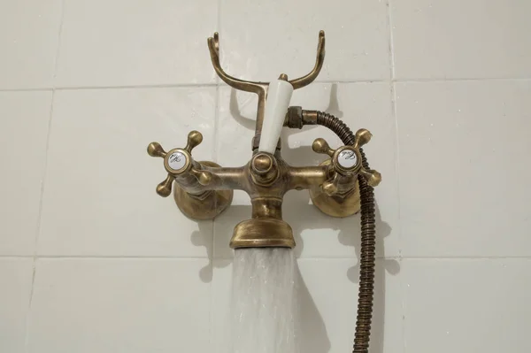 Open Antique Copper Style Bath Tube Faucet Water Jet — Stock Photo, Image