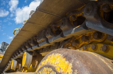 Buldozer ya da sürüngen dozer. Devam eden parça ayrıntısı