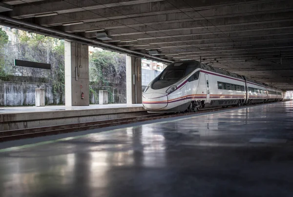 スペインの高速鉄道駅で待っている列車 — ストック写真