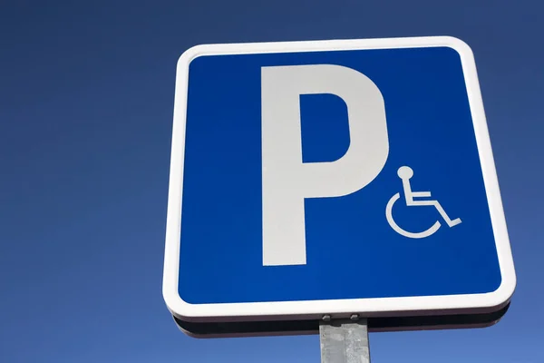 Σήμα Που Υποδεικνύει Χώρο Στάθμευσης Προτεραιότητας Για Οχήματα Ατόμων Αναπηρίες — Φωτογραφία Αρχείου