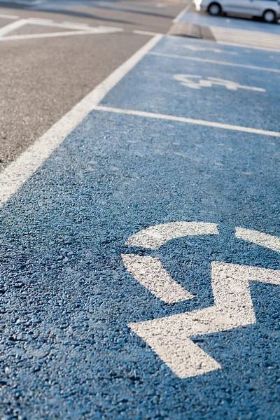 Bodensignale Die Vorrangiges Parken Für Fahrzeuge Von Menschen Mit Behinderungen — Stockfoto