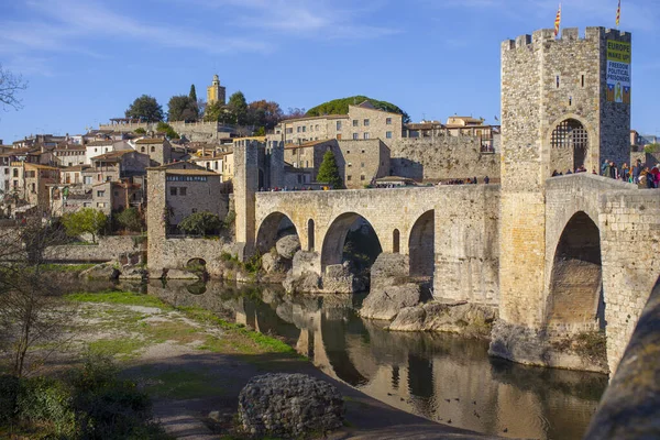 Besalu Spanien Dec 2019 Medeltida Bron Besalu Täckt Med Skylt — Stockfoto