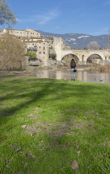 2019年12月28日 西班牙别萨卢 Besalu 以中世纪桥为底的弗罗维亚河岸 贝萨卢 Garrotxa Girona Catalonia Spain — 图库照片