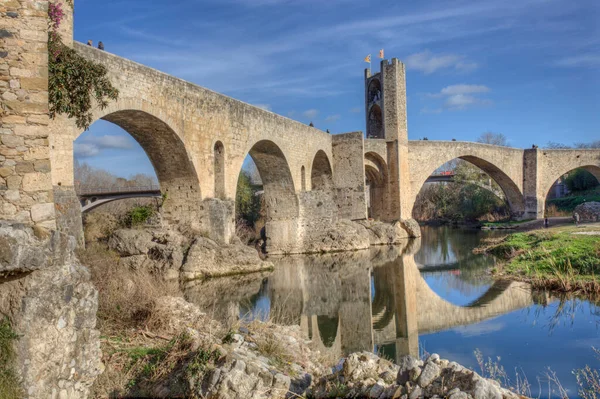 Fluvias Flodstrand Med Medeltida Bro Botten Besalu Garrotxa Girona Katalonien — Stockfoto