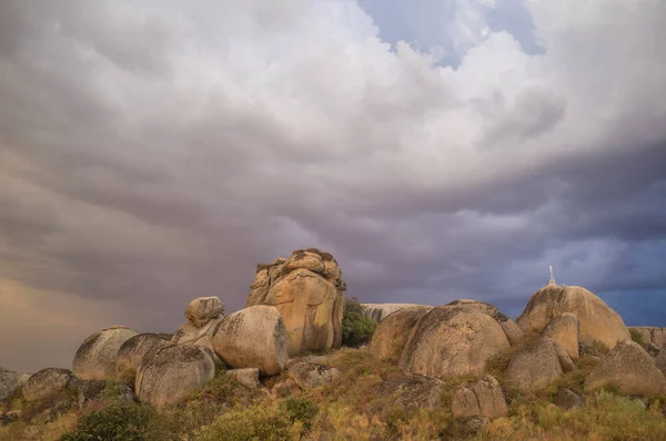 西班牙埃斯特雷马杜拉Los Barruecos自然纪念碑宝石上的云彩落日 — 图库照片