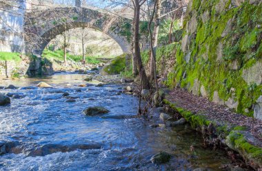 Hervas 'taki Ortaçağ Fuente Chiquita köprüsü, Ambroz Vadisi köyü. Caceres, Extremadura, İspanya