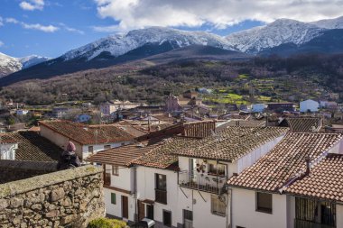 Santa Maria Kilisesi, Ambroz Vadisi Köyü 'nün ziyaretçisi. Caceres, Extremadura, İspanya