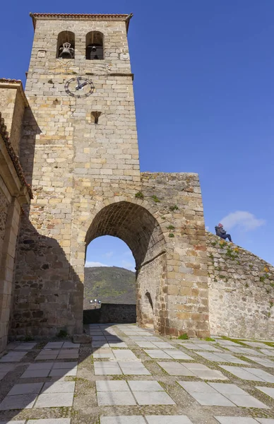 Besökare Sitter Stolar Santa Maria Kyrka Ambroz Valley Byn Caceres — Stockfoto