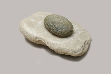 Neolitik öğütücü ve granitte değirmen işçisi. Villamanrique de Tajo, Madrid. Madrid Bölgesel Arkeoloji Müzesi