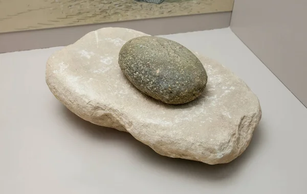 アルカラ ヘナレス スペイン 2020年10月10日 花崗岩中の新石器時代のグラインダーとミルの手 マドリードのヴィラマンリケ マドリード地域考古学博物館 — ストック写真