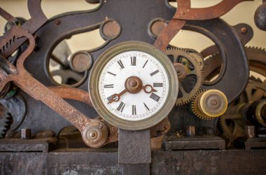 Banos de Montemayor, İspanya - 2 Ocak 2021: Banos de Montemayor belediye binasının eski saat mekanizması. Caceres, Extremadura, İspanya