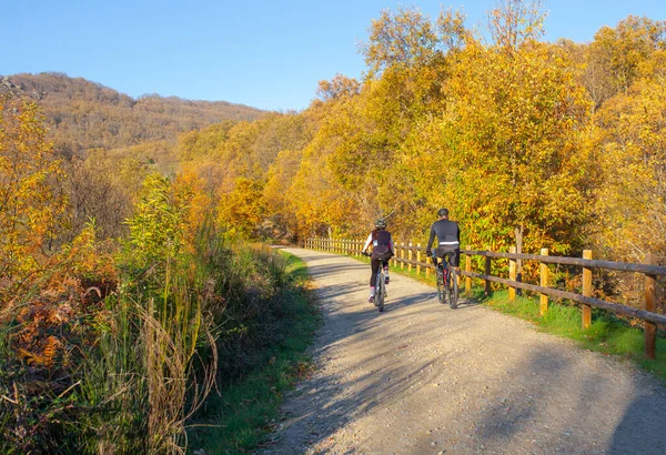 Los Ciclistas Disfrutan Green Way Itinerario Banos Montemayor Temporada Otoño — Foto de Stock