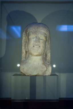 Cabra, İspanya - 19 Nisan 2019: Mısır tanrıçası Isis 'in uzun saç büstü. Cabra Müzesi, Cordoba, İspanya