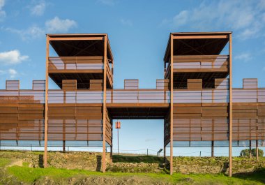 Porta Principalis Sinistra kayadan çift hendek kazarak çıkarıldı. Caceres el Viejo Roma Kampı, Extremadura, İspanya