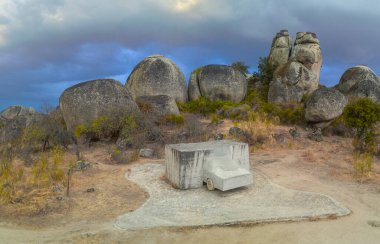 Malpartida, İspanya - 19 Eylül 2019: 1976 'da Wolf Vostell tarafından yapılan beton heykel. Los Barruecos Doğal Anıtı, Extremadura, İspanya