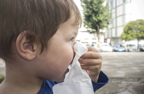 Tahun Anak Laki Laki Meniup Hidungnya Dengan Tisu Jalan Penutup — Stok Foto