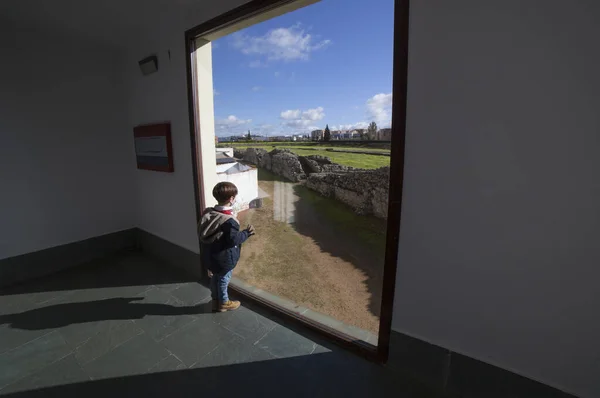 Merida Spain Dec 12Th 2020 Little Boy Interpretation Centre Emerita — Stock Photo, Image