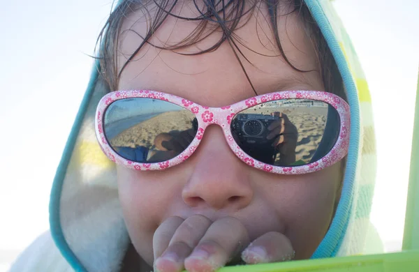 3岁的男婴游泳后晒日光浴 他戴着头巾 围裙和太阳镜 — 图库照片