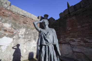 Merida, İspanya - 26 Aralık 2020 Margarita Xirgu heykeli. İspanyol aktris, kazı yaptıktan sonra ilk kez Merida Roma tiyatrosunda sahne aldı. Extremadura, İspanya