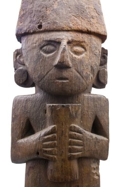Madrid, İspanya - 11 Haziran 2020: Chimu ahşap heykeli bir adam tasvir ediyor. Chimu Kültür 1000 AC. Amerika Müzesi, Madrid, İspanya