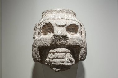 Madrid, İspanya - 11 Temmuz 2020: Puuc Style Maya kafası. Maya Kültürü, MÖ 600. Amerika Müzesi, Madrid, İspanya