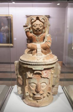 Madrid, İspanya - 11 Temmuz 2020: Kinich Ahau Yucatec güneş tanrısını tasvir eden cenaze vazosu. Maya Kültürü, MÖ 600. Amerika Müzesi, Madrid, İspanya