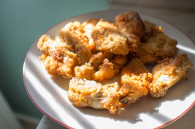 Kızarmış ekmek kaplı tavuk kanadı. Seçici odak