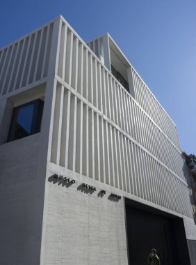 Caceres, İspanya - 23 Şubat 2021: Helga de Alvear Foundation Caceres Görsel Sanatlar Merkezi, Extremadura, İspanya. Camino Llano sokak binası